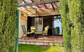 Adosado de estilo Mediterráneo, con jardín y vistas